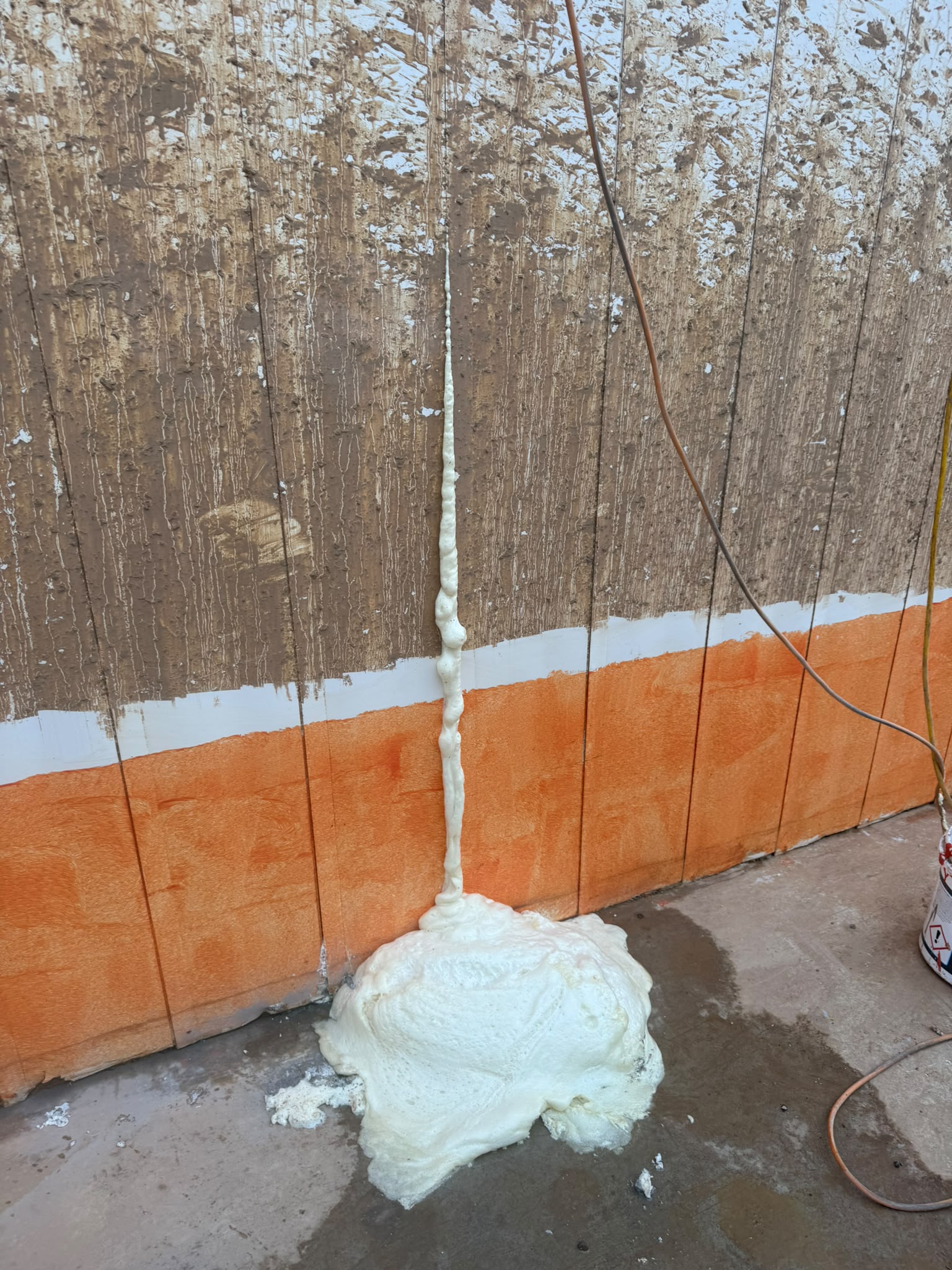 Injection sealing a leaking wall joint