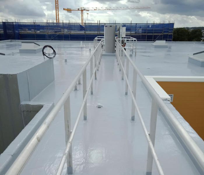 Flat concrete roof waterproofed with a liquid membrane